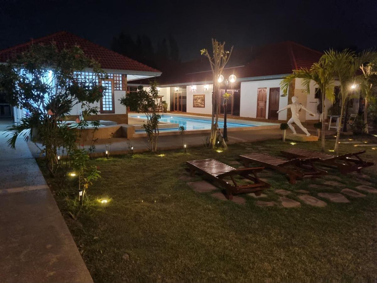Meyers Hua Hin Hotel Buitenkant foto