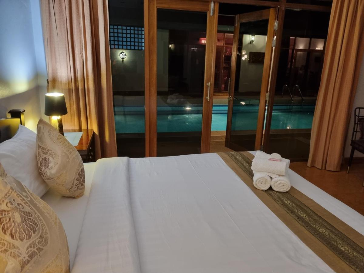 Meyers Hua Hin Hotel Buitenkant foto